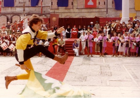 Spettacolo sbandieratori di Gubbio 1980