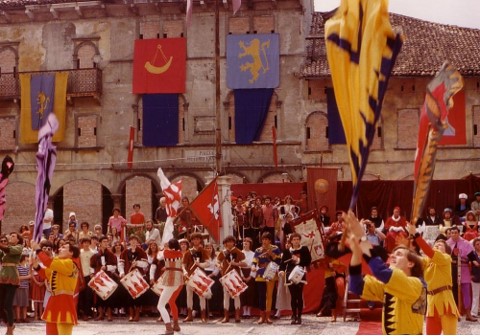 Esibizione di piccola squadra degli sbandieratori di Gubbio 1980