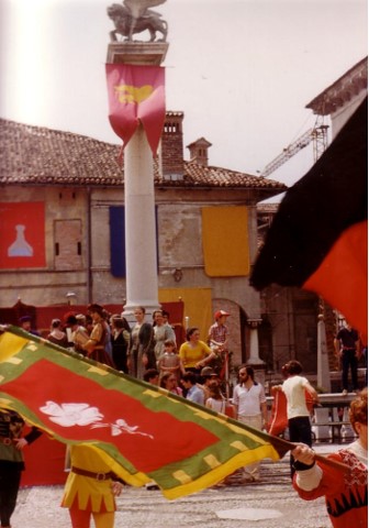 Esibizione del gruppo sbandieratori di Gubbio 1980