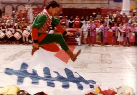 Spettacolo degli sbandieratori di Gubbio 1980