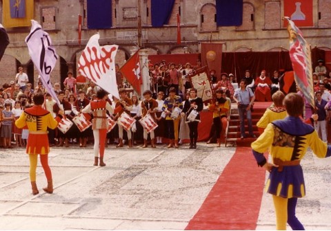 Spettacolo degli sbandieratori di Gubbio 1980