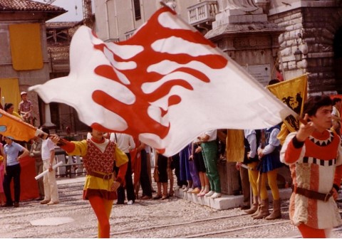 Spettacolo degli sbandieratori di Gubbio 1980