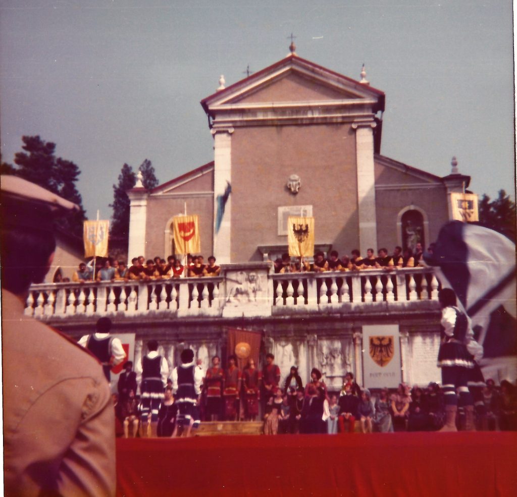 Spettacolo sbandieratori Rione Bianco del Palio di Faenza 1981