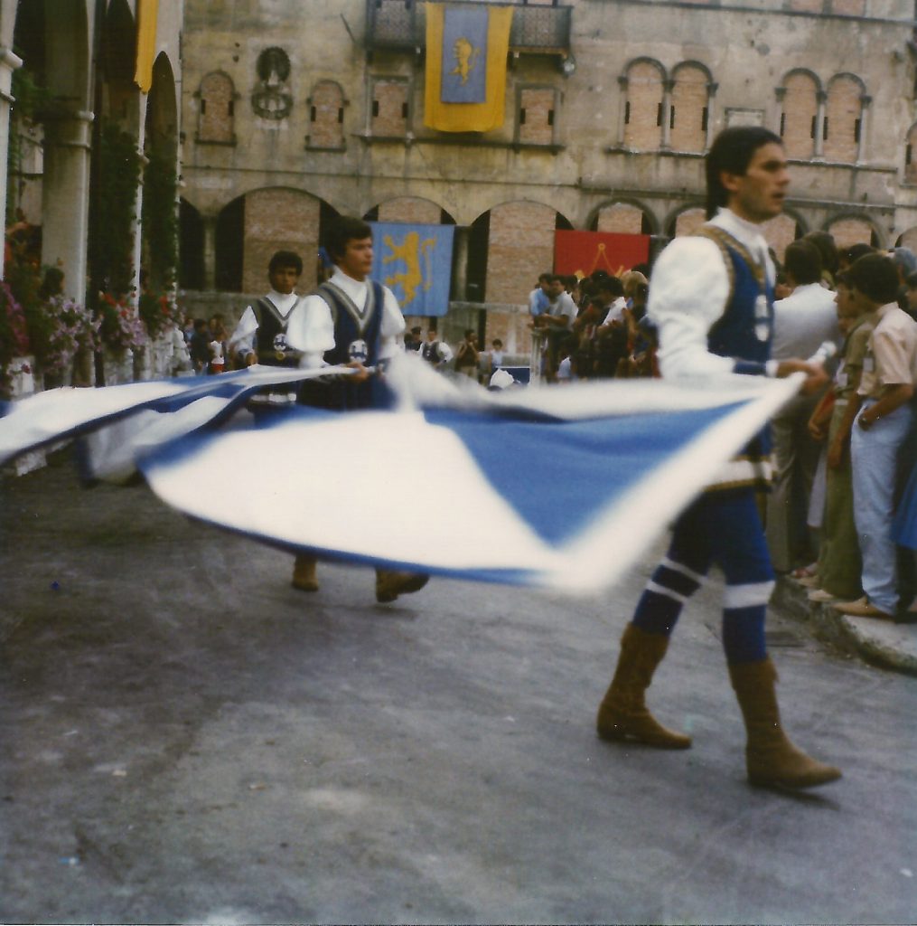 Gli sbandieratori di Rione Bianco 1981