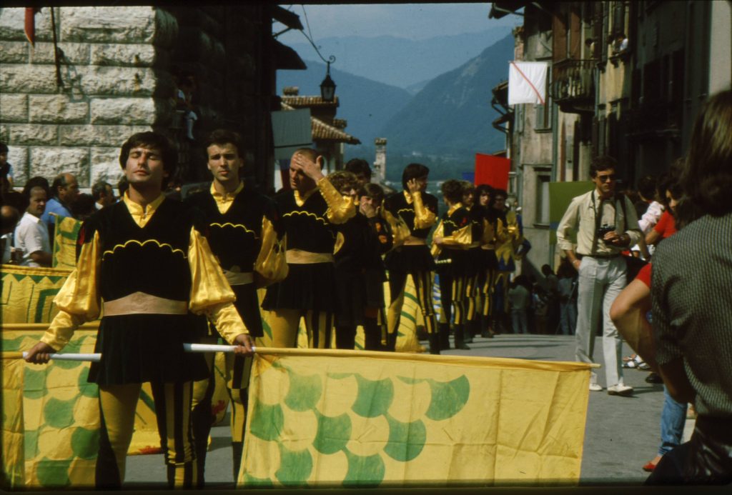 Sbandieratori del corteo storico del Palio di Ferrara 1982