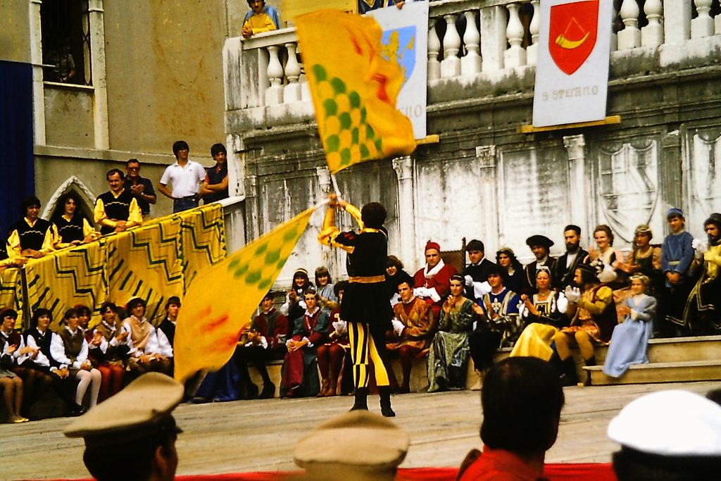 Spettacolo sbandieratori di Santo Spirito Ferrara 1982