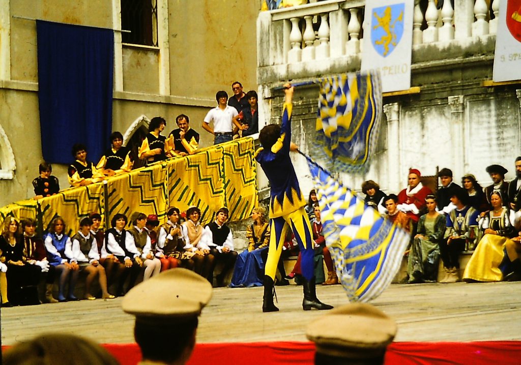 Spettacolo sbandieratori di Santo Spirito Ferrara 1982