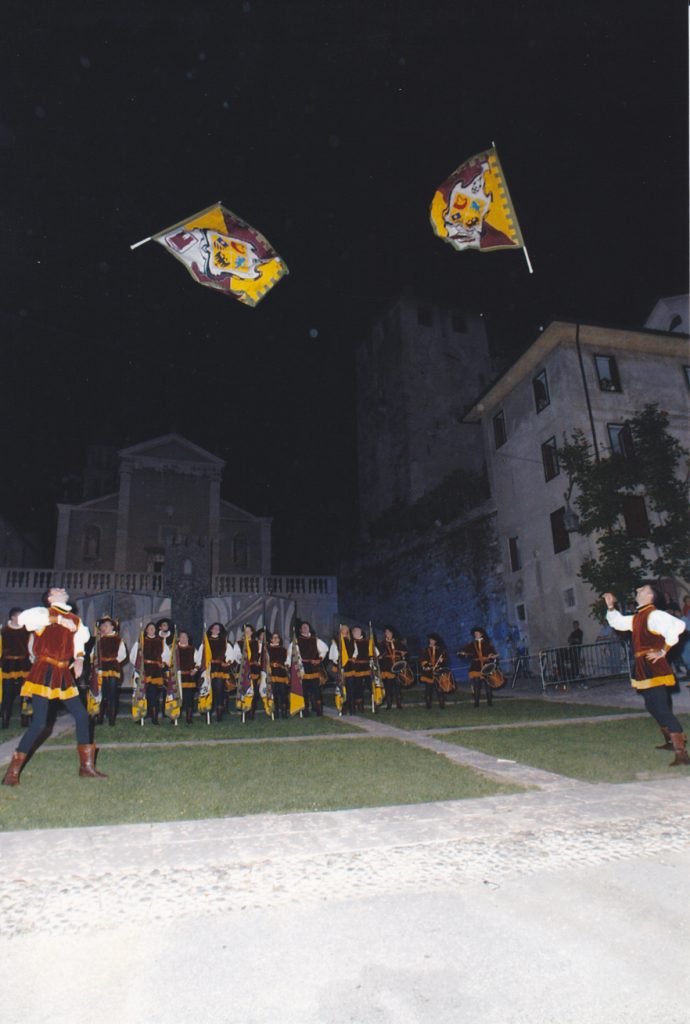 Spettacolo Gruppo Sbandieratori Città di Feltre - 2002