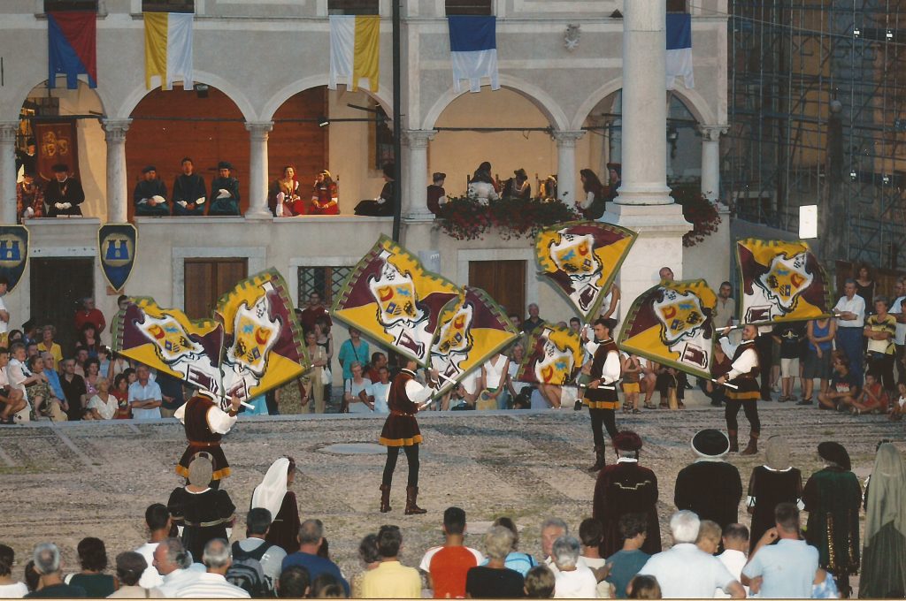 Spettacolo Gruppo Sbandieratori Città di Feltre 2003