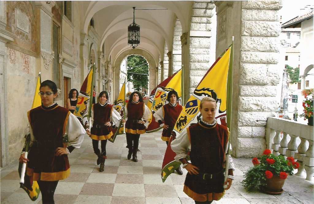 Sfilata Gruppo Sbandieratori Città di Feltre 2009